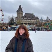 Aiuto compiti per bambini e ragazzi di ogni età; 
Vivo sia a Monza, dove sono nata, sia a Parma, dove frequento l'università